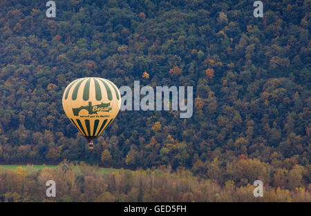 Ballon über Naturpark Garrotxa, Provinz Girona. Katalonien. Spanien Stockfoto