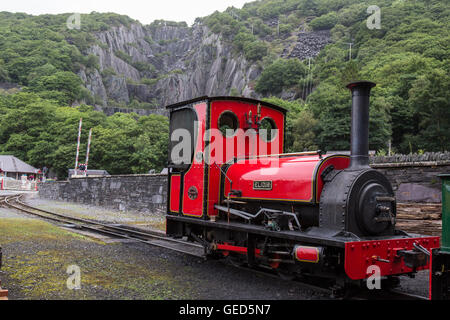 Eine Dampflokomotive vor dem National Slate Museum in Llanberis, Wales. Hinter der ehemaligen Dinorwic Schiefer-Steinbruch zu sehen. Stockfoto