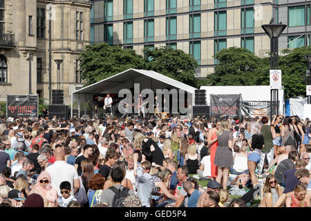 Sheffield Peace Gardens Music Festival Tramlines Event 2016, Konzert im Freien. England Großbritannien. Freifläche im Stadtzentrum Stockfoto