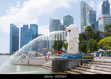 Der Merlion Statue (Singa-Lau) zeigt CBD Wolkenkratzer, Central Area, Singapur Insel (Pulau Ujong), Marina Bay, Singapur Stockfoto