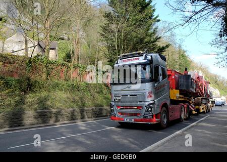STGO CAT2 Volvo FH16 ziehen schwere Ausrüstung durch Derbyshire Dorf von Stoney Middleton Gewinnung Stockfoto
