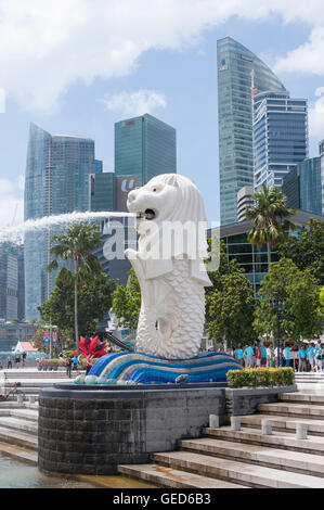 Der Merlion Statue (Singa-Lau) zeigt CBD Wolkenkratzer, Central Area, Singapur Insel (Pulau Ujong), Marina Bay, Singapur Stockfoto