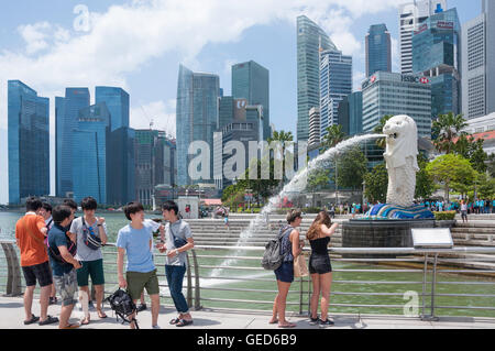 Der Merlion Statue (Singa-Lau) zeigt CBD Wolkenkratzer, Central Area, Singapur Insel (Pulau Ujong), Marina Bay, Singapur Stockfoto