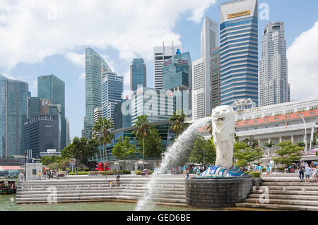 Der Merlion Statue (Singa-Lau) zeigt CBD Wolkenkratzer, Central Area, Singapur Insel (Pulau Ujong), Marina Bay, Singapur Stockfoto