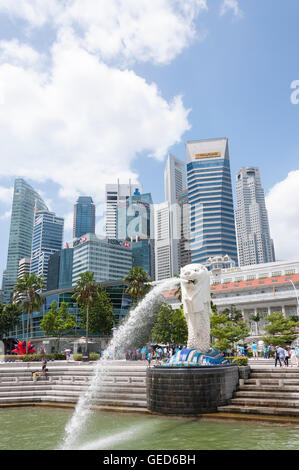 Der Merlion Statue (Singa-Lau) zeigt CBD Wolkenkratzer, Central Area, Singapur Insel (Pulau Ujong), Marina Bay, Singapur Stockfoto