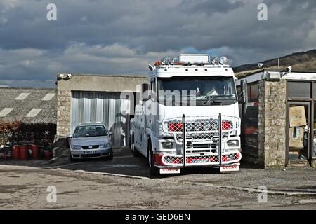 Ein Volvo schwere Brecher aus einer kleinen, steht privaten Derbyshire Spedition vor seiner Garage auf dem Hof der Spedition Stockfoto