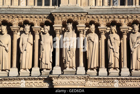 Ein Teil der Galerie der Könige auf Notre Dame westlichen Fassade, Paris, Frankreich, Europa Stockfoto