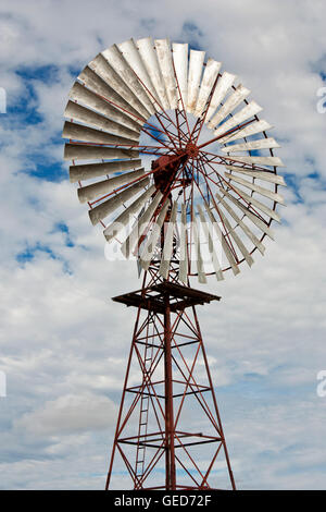 Windmühle mit großen Schaufeln im Outback Australien Stockfoto