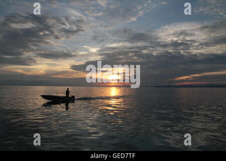 Sonnenuntergänge in Mabul Island Stockfoto