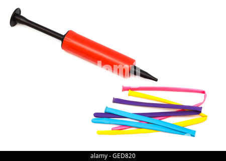 Pumpe und Luftballons auf weißem Hintergrund Stockfoto
