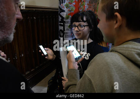 Menschen spielen Pokemon gehen auf ihren Handys. Stockfoto