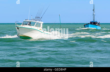 Angelboote/Fischerboote auf dem Meer kommend in Richtung der Mündung des Flusses. Stockfoto
