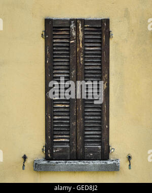 Alte Holz Jalousien tagsüber geschlossen Stockfoto