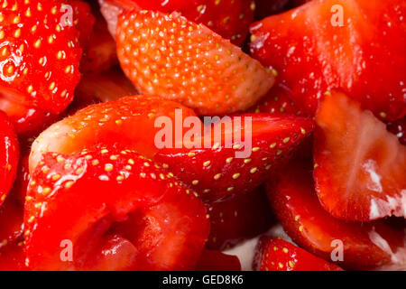 In Scheiben geschnittenen Erdbeeren Close Up Makro Bild. Stockfoto