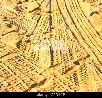 in den Sand und Richtung Textur Oman Wüste Spuren von einigen Autos Stockfoto