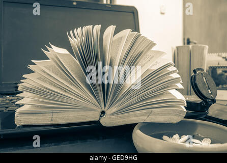 Komposition mit Büchern auf dem Tisch Stockfoto