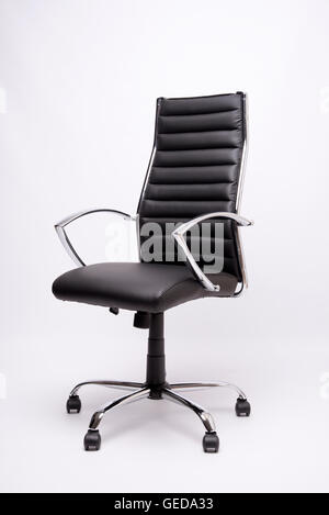 Bürostuhl ein Bürosessel aus schwarzem Leder mit Chrom Armaturen Stockfoto