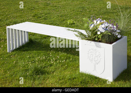 White Garden öffentlichen Sitzgelegenheiten, mit pflanzmaschine an der RHS Royal Horticultural Show Flower Show in Tatton Park, Großbritannien Stockfoto