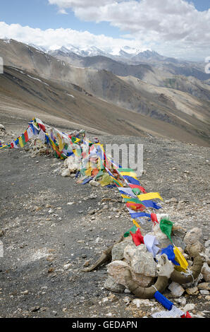 Berge und Gebet Flaggen, Himalaya, Zalung La Zanskar Range, Ladakh, Jammu und Kaschmir, Indien Stockfoto