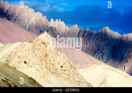 Licht und Schatten auf farbigen Bergrücken, Rumback, Ladakh, Jammu und Kaschmir, Indien Stockfoto