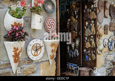 Keramik-Souvenir-Shop in Santillana del Mar, Cantabrica, Spanien, Europa. Stockfoto