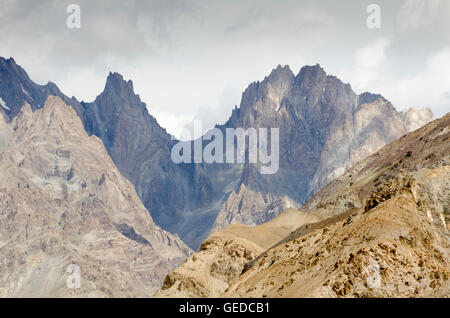 Licht und Schatten auf Bergrücken, in der Nähe von Skiu, Markha Valley, Ladakh, Jammu und Kaschmir, Indien Stockfoto