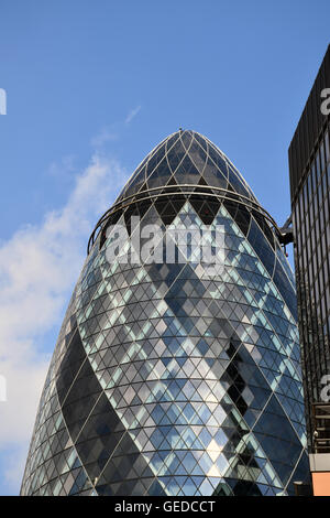 30 St Mary Axe, aka The Gherkin oder die Swiss Re Gebäude, City of London, UK Juli 2016 Stockfoto