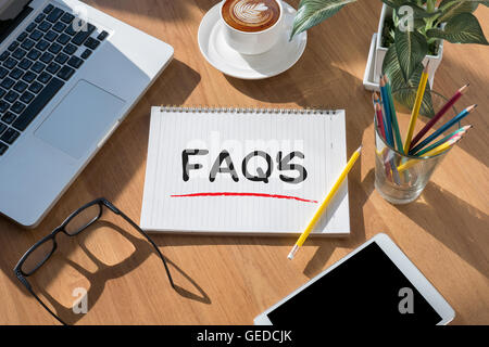 FAQ häufig gestellte Fragen öffnen Sie Adressbuch auf Tisch und Kaffee Geschäft Stockfoto