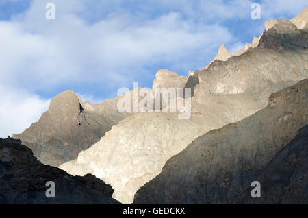 Licht und Schatten auf Bergrücken, Hankar, Markha Bergtal, Ladakh, Jammu und Kaschmir, Indien Stockfoto