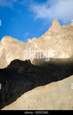 Licht und Schatten auf Bergrücken, Hankar, Markha Bergtal, Ladakh, Jammu und Kaschmir, Indien Stockfoto