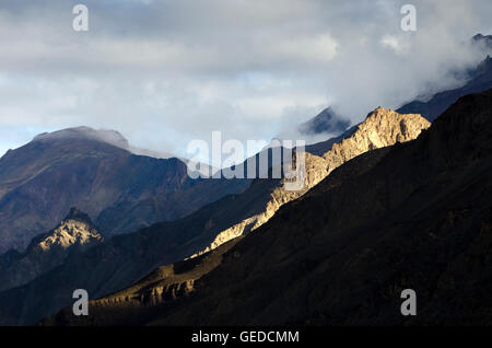 Licht und Schatten auf Bergrücken, Hankar, Markha Bergtal, Ladakh, Jammu und Kaschmir, Indien Stockfoto