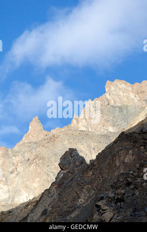 Licht und Schatten auf Bergrücken, Hankar, Markha Bergtal, Ladakh, Jammu und Kaschmir, Indien Stockfoto