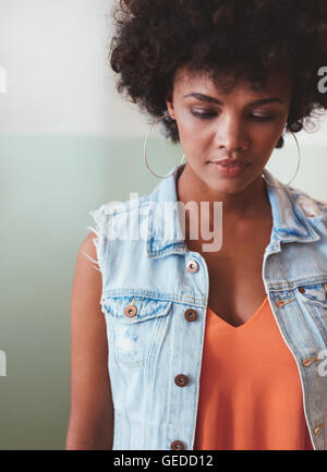 Porträt der stilvolle junge Frau mit lockigem Haar schaut hautnah. Nachdenklich afrikanischen weibliches Modell. Stockfoto