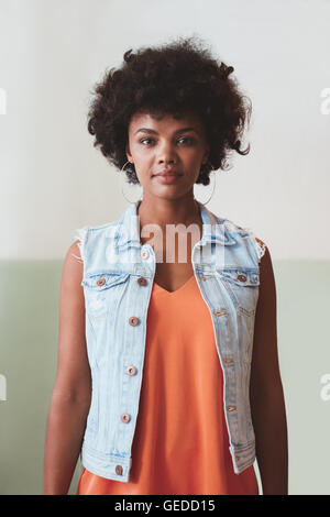 Porträt der schönen jungen Frau, die selbstbewusst Blick in die Kamera. Afrikanische weibliches Modell schauen zuversichtlich in smart casual. Stockfoto
