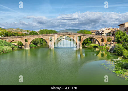 Antike römische Brücke über den Fluss Arga in Puente la Reina, in der Nähe von Pamplona, Navarra, Spanien Stockfoto