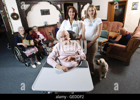 Bewohner und Betreuer, Pflegepersonal in den gemeinsamen Raum von einem Pflegeheim Stockfoto