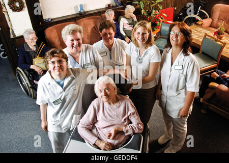 Bewohner und Betreuer, Pflegepersonal in den gemeinsamen Raum von einem Pflegeheim Stockfoto