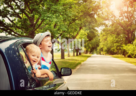 Blick aus Fenster von einem Auto Kinder Stockfoto