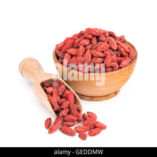 Goji-Beeren in einer Holzschale isoliert auf weiss Stockfoto