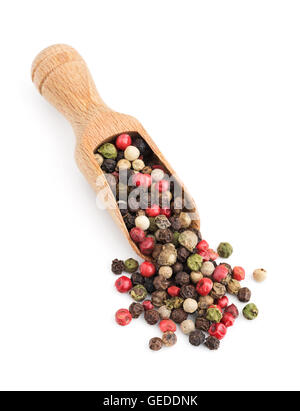 Pfeffer-Mischung in eine hölzerne Kugel isoliert auf weiss Stockfoto