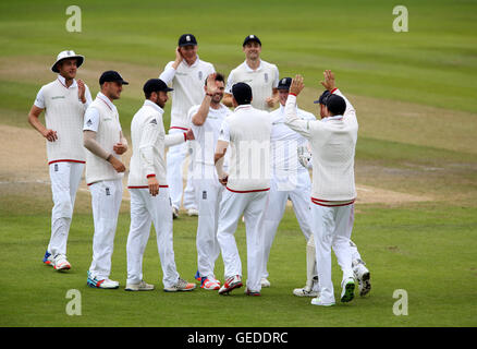 Englands James Anderson (Mitte) feiert mit Teamkollegen nach bowling Pakistans Shan Masood tagsüber vier von der zweiten Investec Testspiel im Emirates Old Trafford, Manchester. Stockfoto