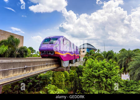 Singapur, Singapur - 1. März 2016: Sentosa Express Einschienenbahn verbindet den Wallgraben und Insel Sentosa in Singapur Stockfoto