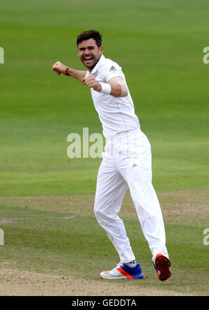 Englands James Anderson feiert nach der Einnahme von Pakistans Azhar Ali, für 8 tagsüber vier von der zweiten Investec Testspiel im Emirates Old Trafford, Manchester. Stockfoto