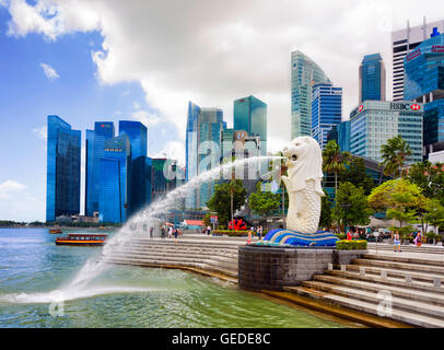 Singapur, Singapur - 1. März 2016: Merlion Statue Besprühen mit Wasser aus dem Mund am Merlion Park in Downtown Core von Singapur an der Marina Bay. Wolkenkratzer im Hintergrund. Stockfoto