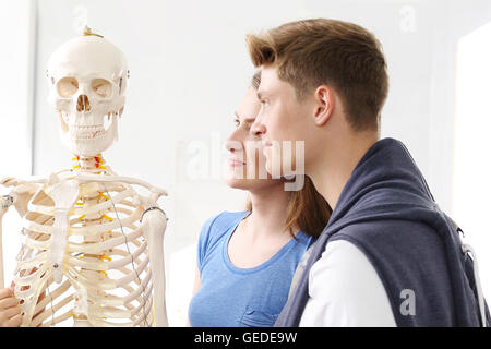 Jugendliche auf Biologie-Unterricht Stockfoto