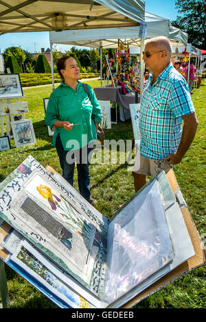 Paar Diskussion über Kunst, Künstler und Handwerkermarkt - Frankreich. Stockfoto