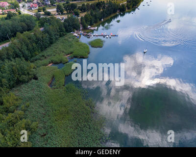 Sommer See und grünen Wald, in Polen Landschaft. Ansicht von oben. Stockfoto