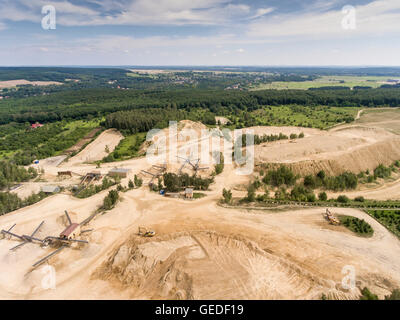 Luftbild von Bagger und LKW arbeiten auf dem Gebiet der Sand mir in Polen. Stockfoto
