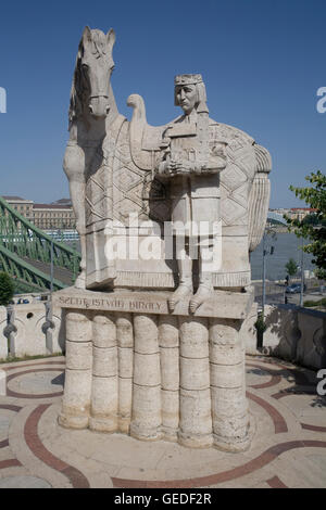 Statue von Saint Stephen Kiraly mit Pferd und Vogel Stockfoto