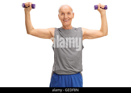 Fröhlichen Senior in Sportbekleidung Training mit zwei lila Hanteln isoliert auf weißem Hintergrund Stockfoto